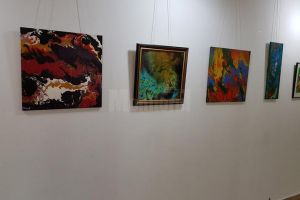 Expoziţia personală „Simbioze” a pictoriţei Carmen Laura Ohmt, la Rădăuţi