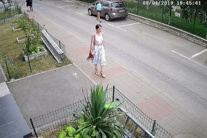 FOTO Un individ a zgâriat trei maşini pe raza municipiului Botoşani. Măsura luată de poliţişti împotriva sa