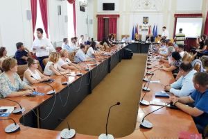 Prostii pe bani publici: Reprezentaţii instituţiilor de forţă şi funcţionarii sunt instruiţi despre riscurile la care se supun... dacă emigrează
