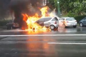 Autoturism în flăcări, la Comăna de Jos