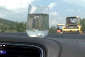 Experiment Digi24 pe drumul judeţean cu covor asfaltic proaspăt, dar inutil: Apa din paharul pus pe bordul maşinii abia s-a mişcat (VIDEO)