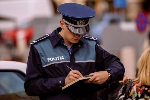Un copil este cercetat pentru tâlhărie după ce a lovit în cap un bărbat