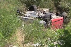 Cu rotile in sus, intr-un sant, aproape de Braila! Asa a ajuns un batran inconstient “furat de peisaj”