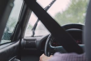 Un copil a dat de necaz după ce a furat o maşină