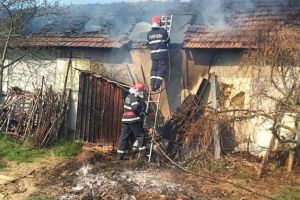 INCENDIU la o anexă gospodărească din Bucerdea Grânoasă. Intervenţie a pompierilor de la Garda Blaj