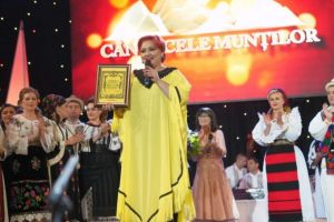 Junii Sibiului şi Silvia Macrea, onoraţi pe scena Festivalului „Cântecele Munţilor” în Piaţa Mare