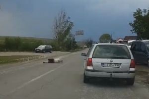 VIDEO Femeie filmată pe un drum din Botoşani în timp ce se rostogoleşte pe asfalt, printre maşini