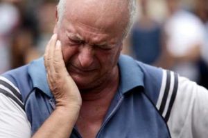Bunicul Luizei VINE SĂ-ŞI DEA FOC în faţa Parlamentului!