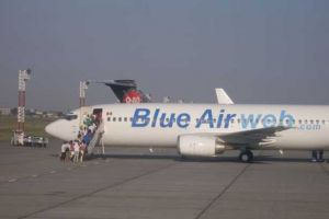 O clientă din Alba a companiei Blue Air a obţinut daune de 250 de euro după ce avionul de pe ruta Cluj-Napoca – Bucureşti a întârziat peste 4 ore