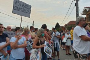 Localnicii din Sântandrei au ieşit în stradă împotriva mirosurilor: 