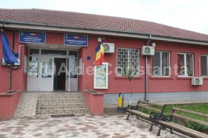Locuitorii unui bloc stau cu haznaua plina. Primaria Rasova ar trebui sa vidanjeze si sa igienizeze zona