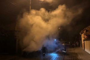 FOTO| Autoturism în flăcări în cartierul Bărăbanţ din Alba Iulia. Pompierii au intervenit pentru stingerea lui