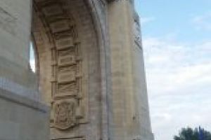 Centenarul Eliberării Ungariei de bolşevism cinstit   în costum popular şi înfăşurat în tricolor la Arcul de Triumf