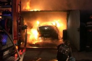 Incendiu in Ploiesti. Focul a cuprins o masina dintr-un garaj