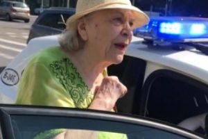 Scene HALUCINANTE în Capitală: poliţiştii amendează o bătrână de 81 de ani pentru că merge prea încet/VIDEO