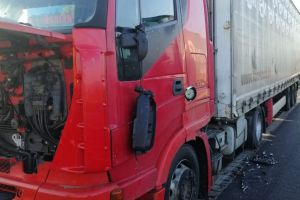 FOTO Accident pe autostradă la ieşirea spre Mediaş – TIR oprit pe banda de urgenţă lovit de alt autocamion