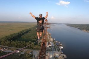 Bănăţeanul extremelor – o nouă aventură: Plimbare pe o bandă la peste 150 de metri înălţime