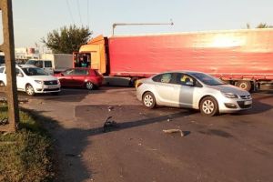 Două persoane la spital şi un autoturism răsturnat după ce şoferul unui TIR nu a acordat prioritate