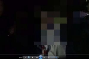 Aradul, raiul infractorilor: Femeie PRĂDATĂ de doi minori, în timp ce aştepta autobuzul (VIDEO)