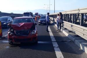 FOTO – Accident pe A1, în apropiere de Sibiu – O persoană rănită