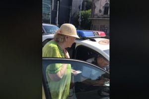 VIDEO Bătrânică amendată de poliţie pentru că a mers prea încet pe trecerea de pietoni