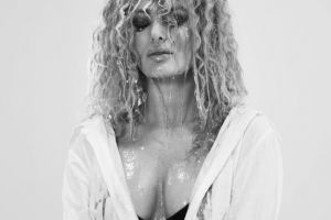 Delia, pe culmile succesului! Artista lansează piesa „Dragoste cu dinţi”