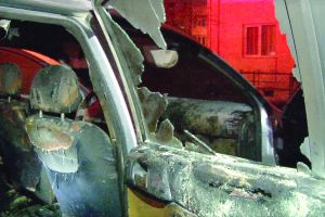 A furat un autoturism şi l-a incendiat. Făptaşul a fost prins la Tulgheş