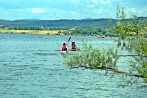 Vor să scoată Lacul Surduc din amorţeală cu locuri de cazare, camping, parcare şi transport public