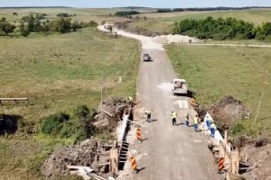 Asfalt pe opt kilometri ai unui drum de piatră din Timiş