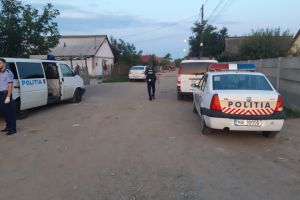 FOTO. Descinderi în forţă în mai multe localităţi din judeţ. Zeci de persoane duse la secţie