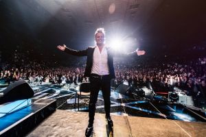 La cerere: Primăria a suplimentat biletele pentru concertul pianistului Havasi din Piaţa Unirii