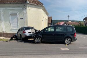 FOTO Accident cu un rănit la Dumbrăveni – O maşină a ajuns în zidul unei case