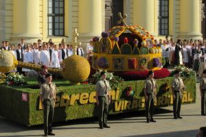 Carnavalul Florilor în Bihor: un tur al carelor alegorice prin judeţ, concerte pe malul Crişului Repede şi o prăjitură a Oradiei