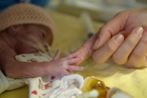 Un bebeluş născut prematur la Sibiu are nevoie urgentă de sânge