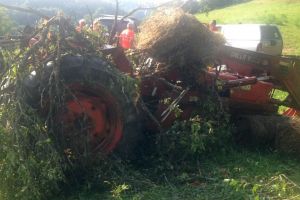 Un bărbat din Feldru a murit după ce s-a răsturnat cu tractorul (FOTO)