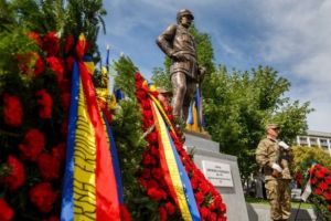 Statuia generalului Mărdărescu, dezvelită în faţa Facultăţii de Ştiinţe Economice din Cluj