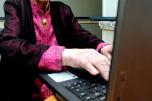 O pensionară şi-a băgat fiul în sperieţi! A crezut că mama sa murise şi a sunat la poliţie, dar femeia s-a îndrăgostit şi s-a mutat la iubit