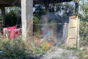 Risc de INCENDIU! Un bărbat a aprins un foc pe strada Poetului
