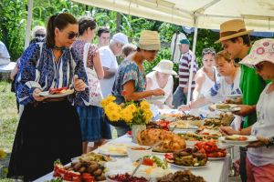 Zeci de bucătari, preparate din cele mai fine şi 16 oi la proţap – la Gusturile Verii, în Piaţa Mare
