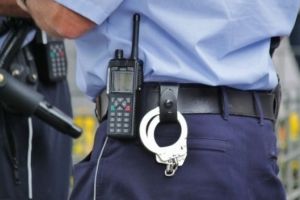 Șeful Poliţiei Mizil a luat „sub aripă“ un clan de proxeneţi. Bărbatul, acuzat că a profitat de fetele abuzate