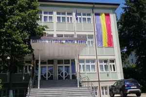 Elev de la Colegiul „Petru Rareş”, arestat pentru trafic de droguri: este acuzat de consum ...
