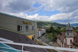 Poliţişti puşi în alertă de un bărbat care ameninţa că se aruncă de pe acoperişul ...