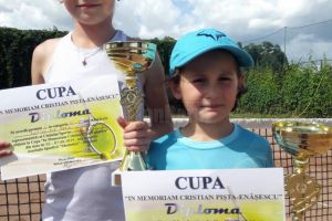 Fraţii Ana Maria şi David Dumitru continuă să impresioneze în turneele de copii
