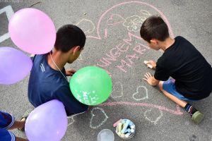 Se caută voluntari în programul educaţional „Ajungem Mari”, dedicat copiilor din centre ...