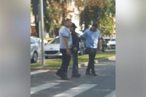 La Bistriţa se poate! Video cu poliţişti ajutând o persoană în vârstă să treacă strada, viral în mediul online