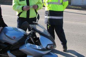 Tânăr prins fără permis cu motocicleta în trafic