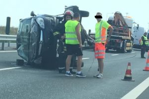 ACCIDENT grav pe autostradă, între un MICROBUZ şi un TIR! Traficul este îngreunat