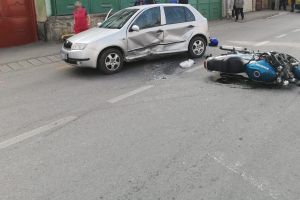 Accident în judeţ, provocat de un minor de 15 ani. Nu a oprit la ,,STOP” şi a intrat cu maşina într-un motociclist