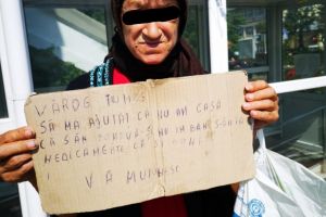 Caz dramatic pentru o bătrânică care este obligată să cerşească
