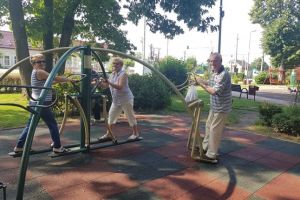 Bătrâni de la un centru de zi din Timişoara fac exerciţii fizice în parc, la primele ore ale dimineţii